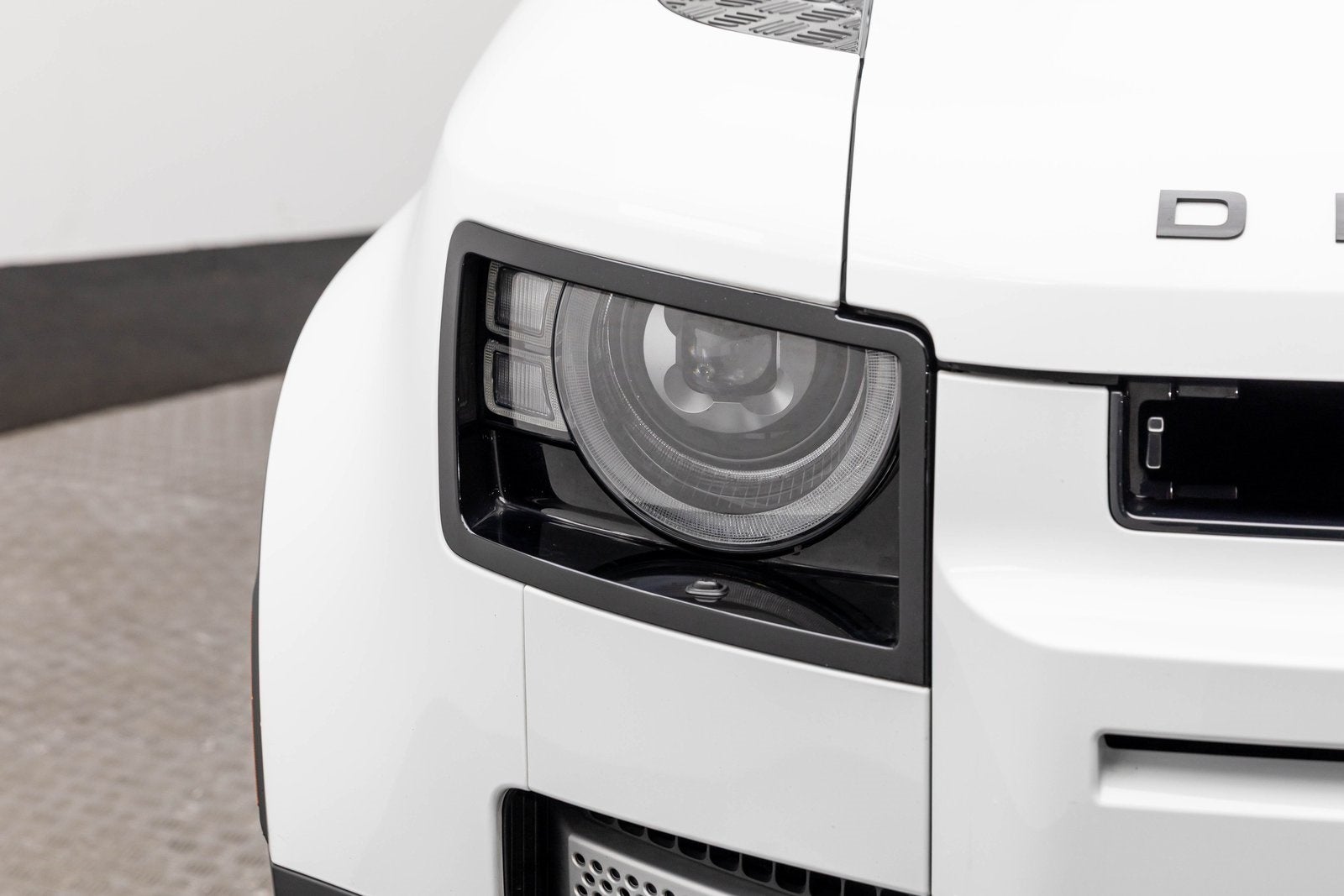 Land Rover Defender S 2025