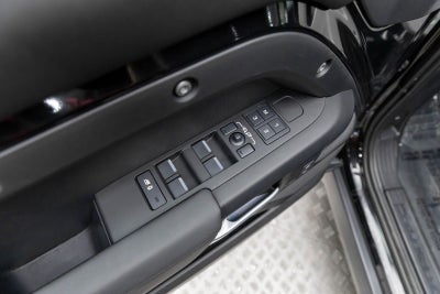 Land Rover Defender S 2025