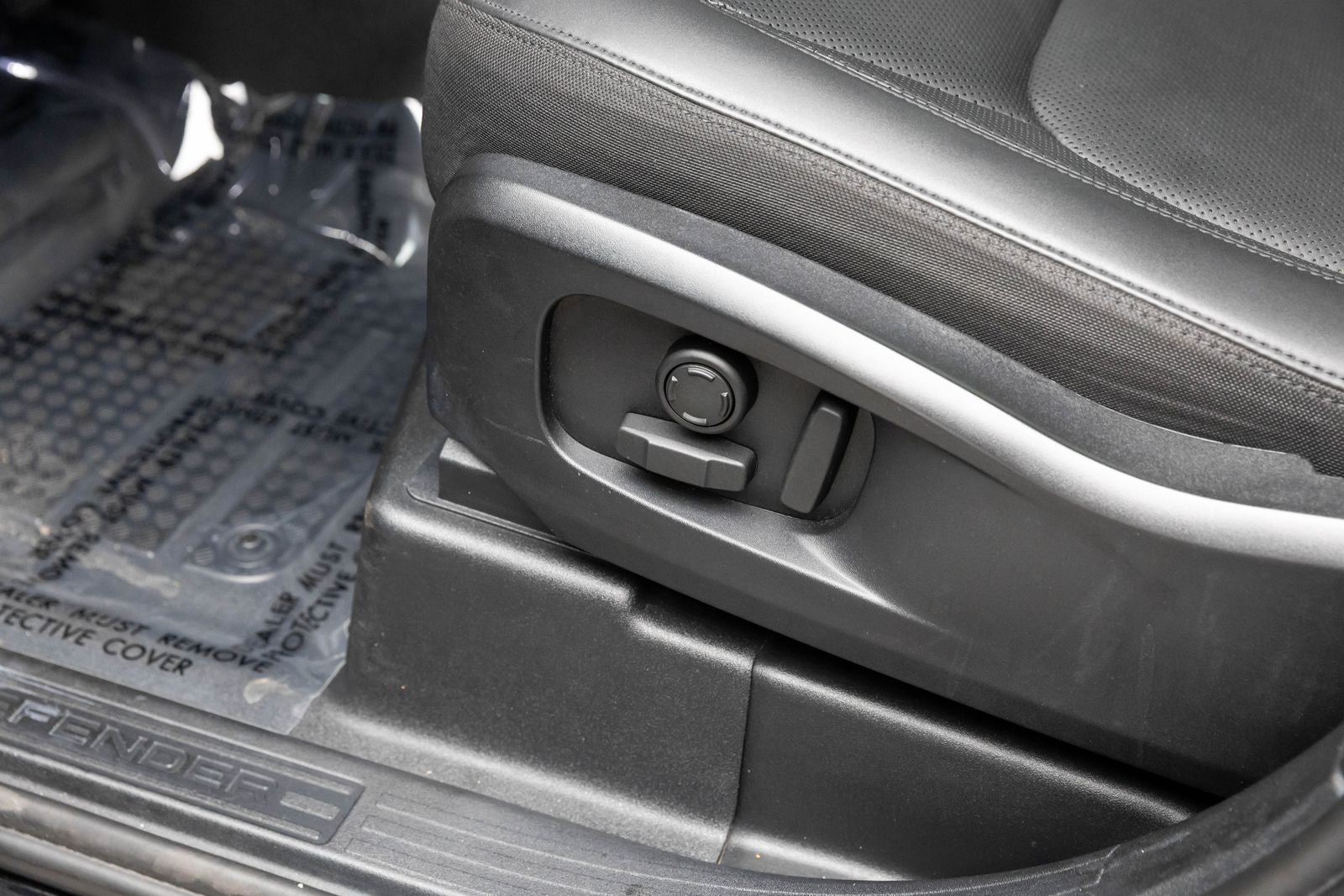 Land Rover Defender S 2025