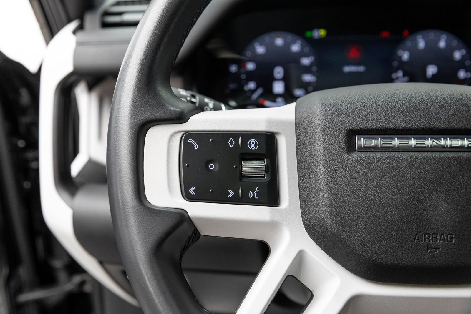 Land Rover Defender S 2025