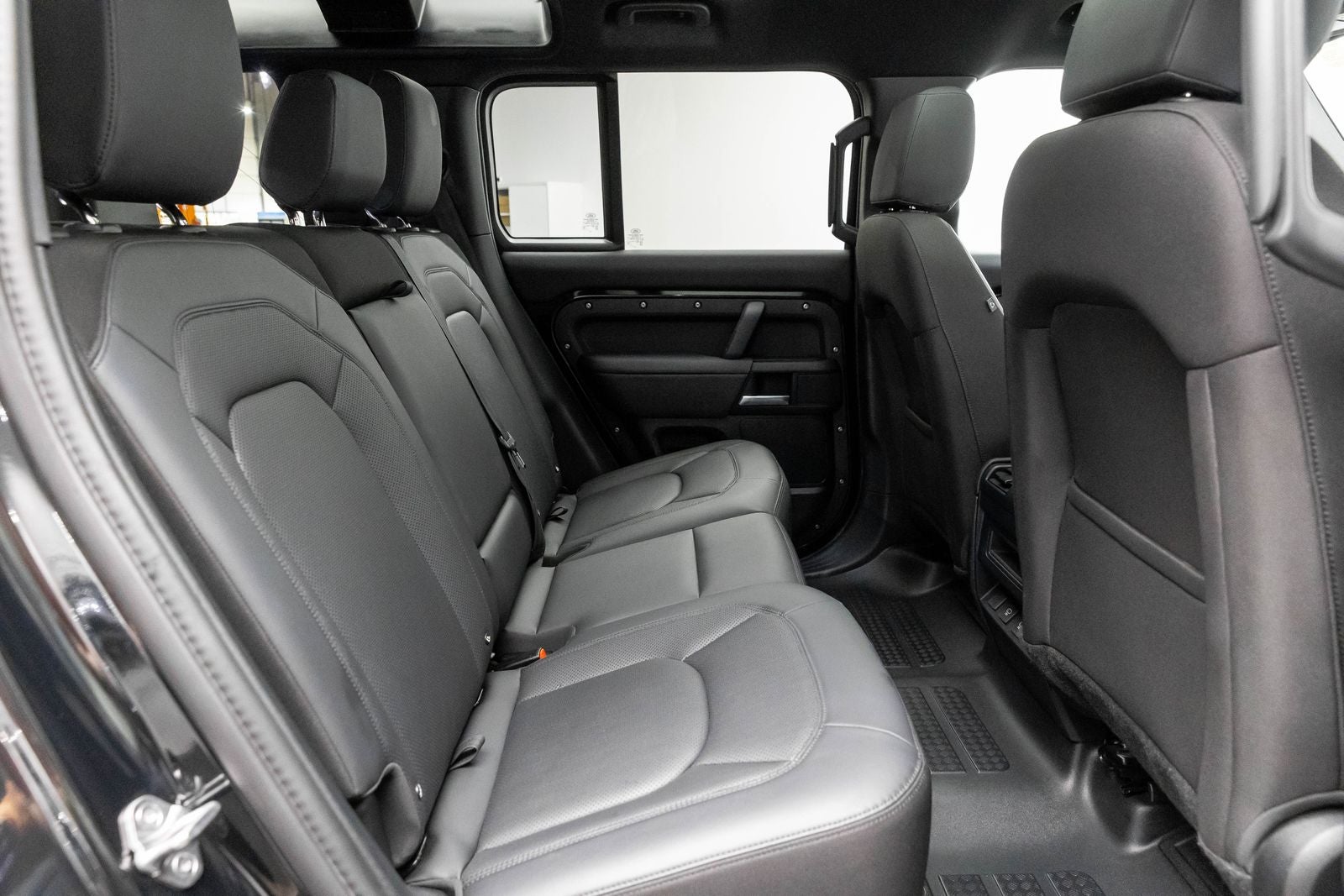 Land Rover Defender S 2025