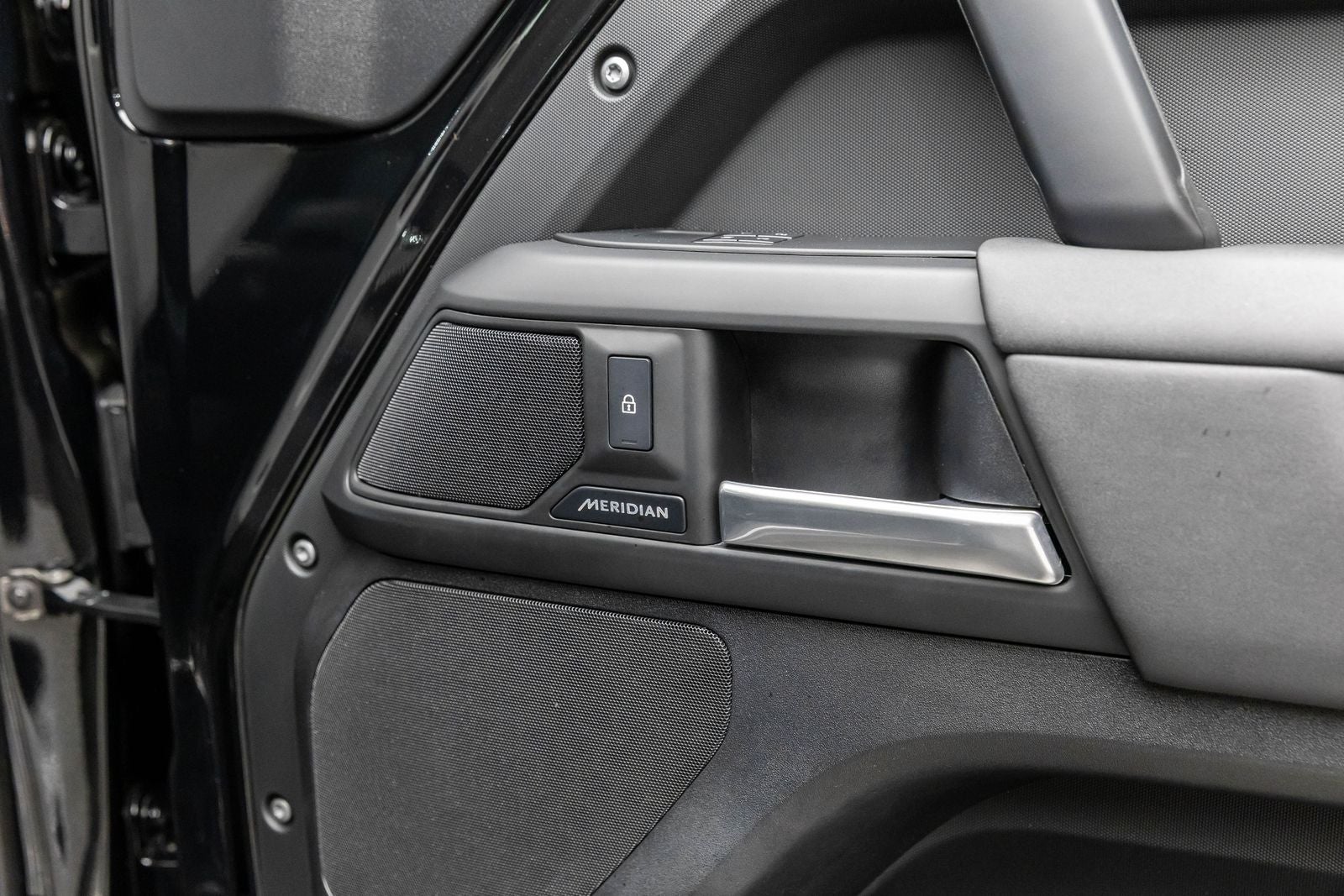 Land Rover Defender S 2025