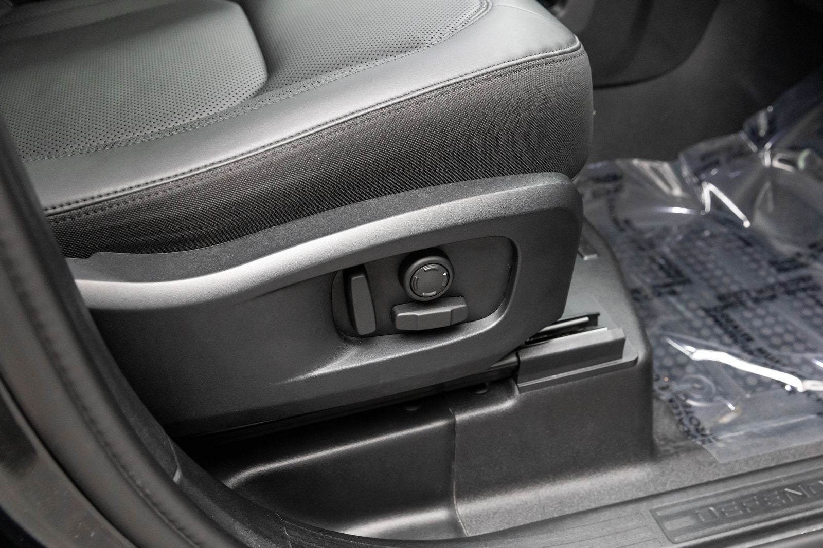 Land Rover Defender S 2025