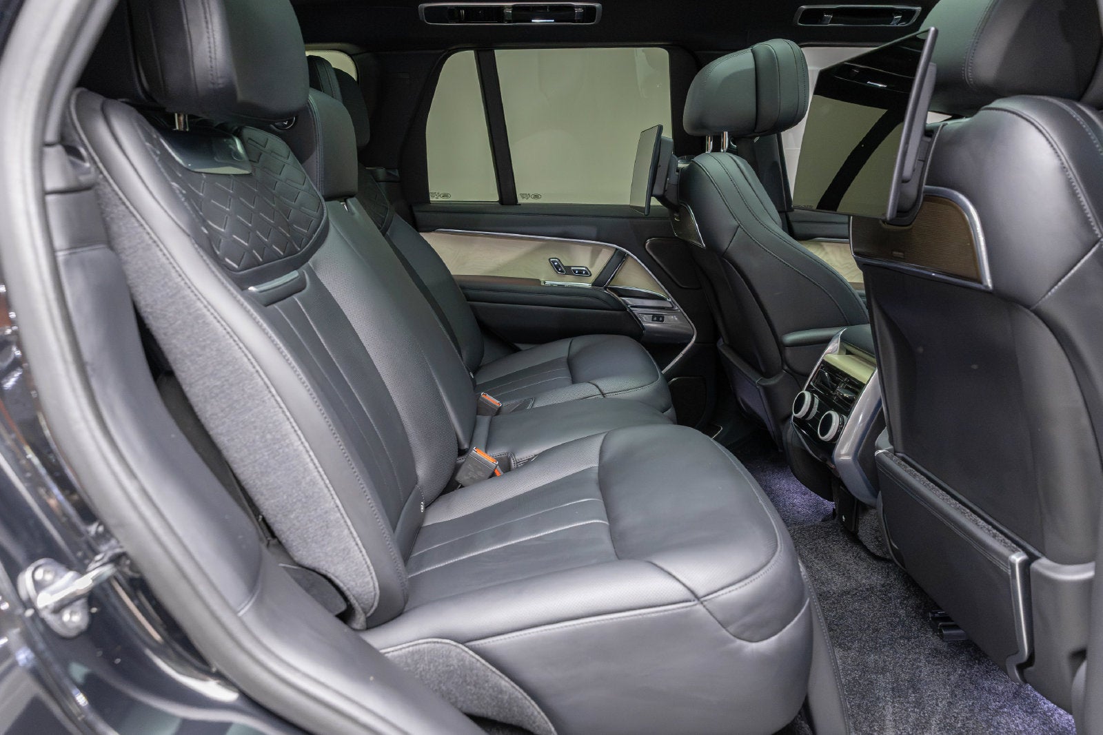 Land Rover Range Rover SV 2025