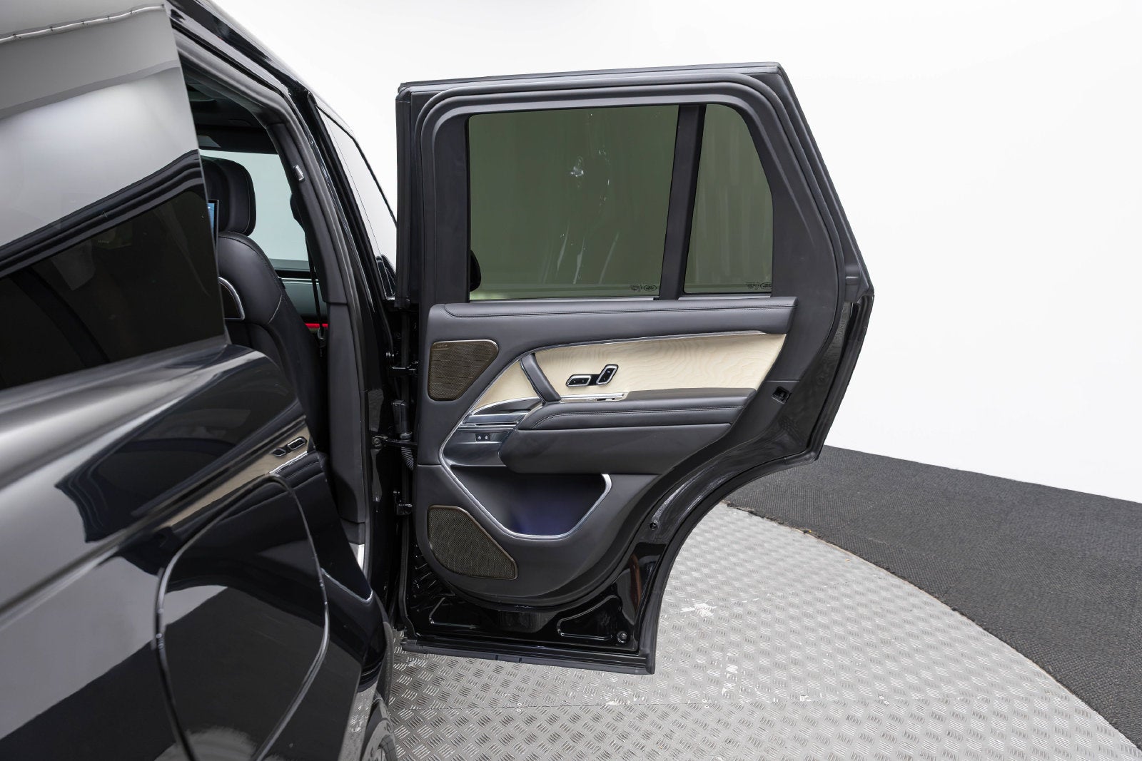 Land Rover Range Rover SV 2025