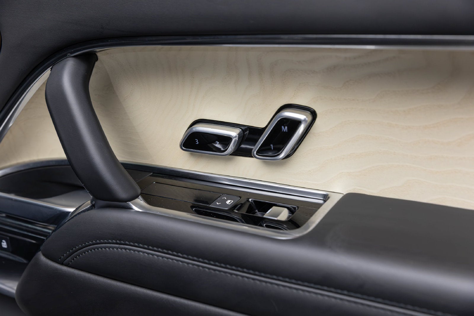 Land Rover Range Rover SV 2025