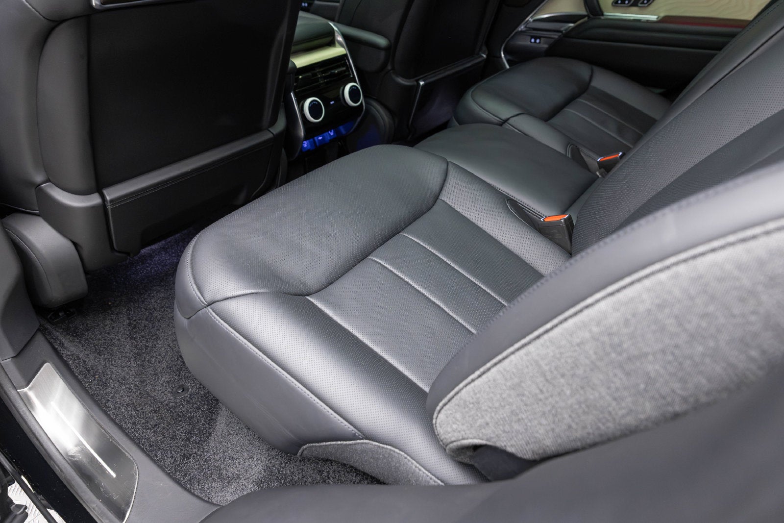 Land Rover Range Rover SV 2025