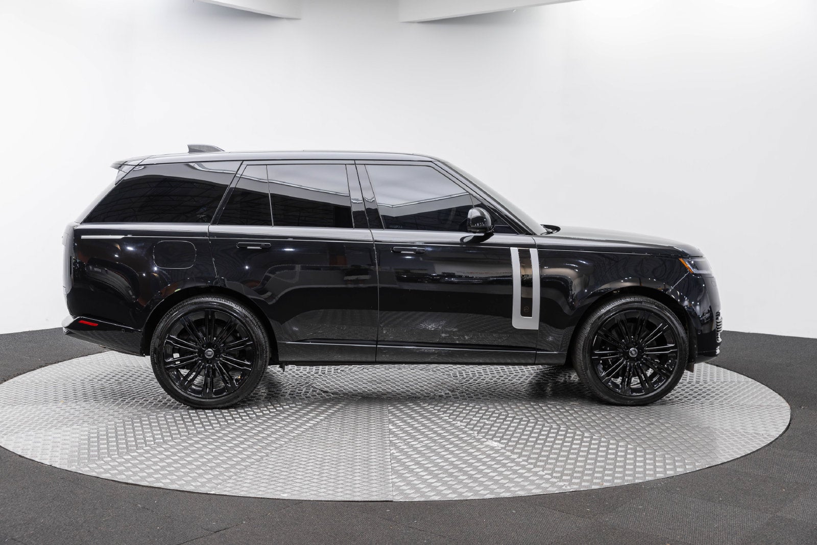 Land Rover Range Rover SV 2025