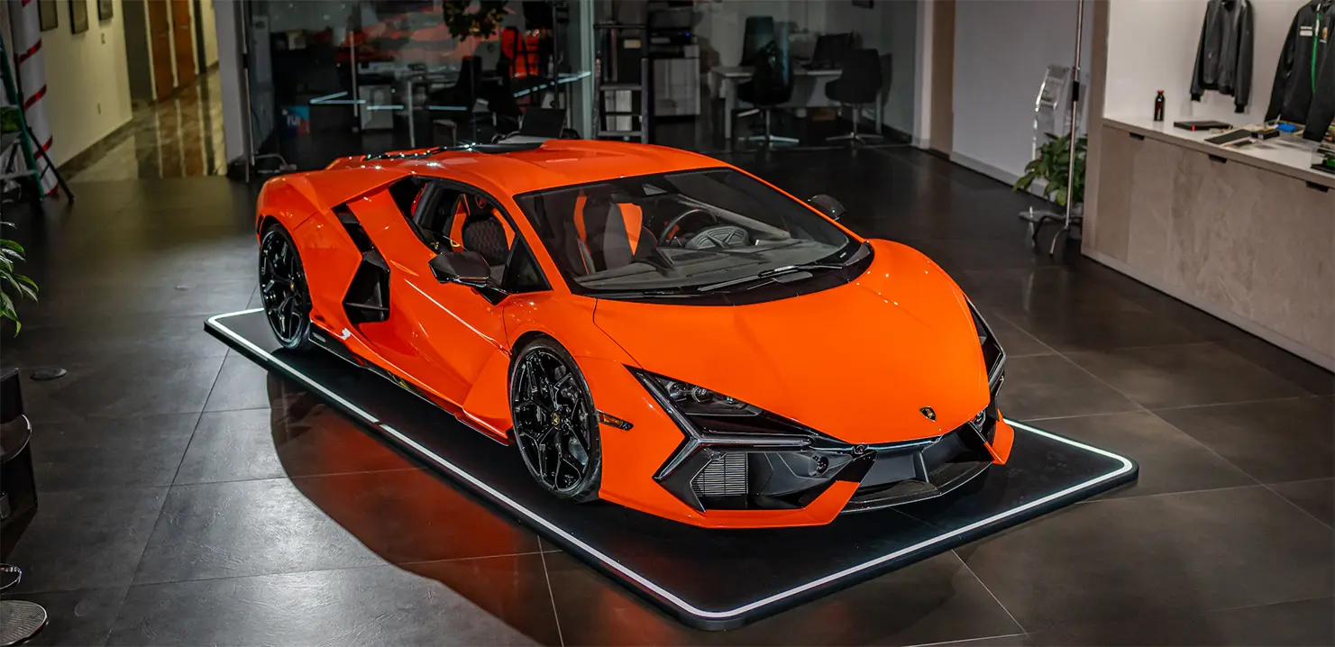 Lamborghini Revuelto 3/4 ángulo frontal lado del pasajero vista desde arriba.
