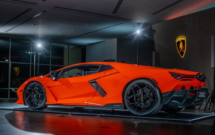 Lamborghini Revuelto perfil angular, lado del conductor.