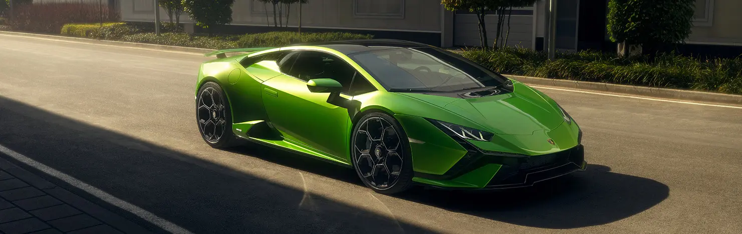 Imagen exterior del Lamborghini Huracán Tecnica mostrando el ángulo de visión frontal del lado del pasajero.