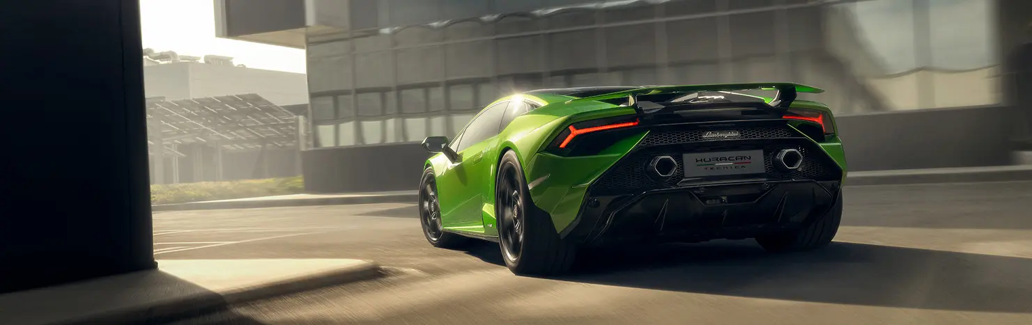 Imagen exterior del Lamborghini Huracán Tecnica mostrando la vista trasera en ángulo lateral del conductor.