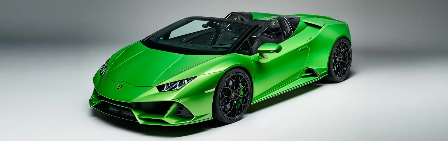 Lamborghini Huracán EVO Spyder imagen exterior lado conductor ángulo de visión frontal desde ligeramente arriba.