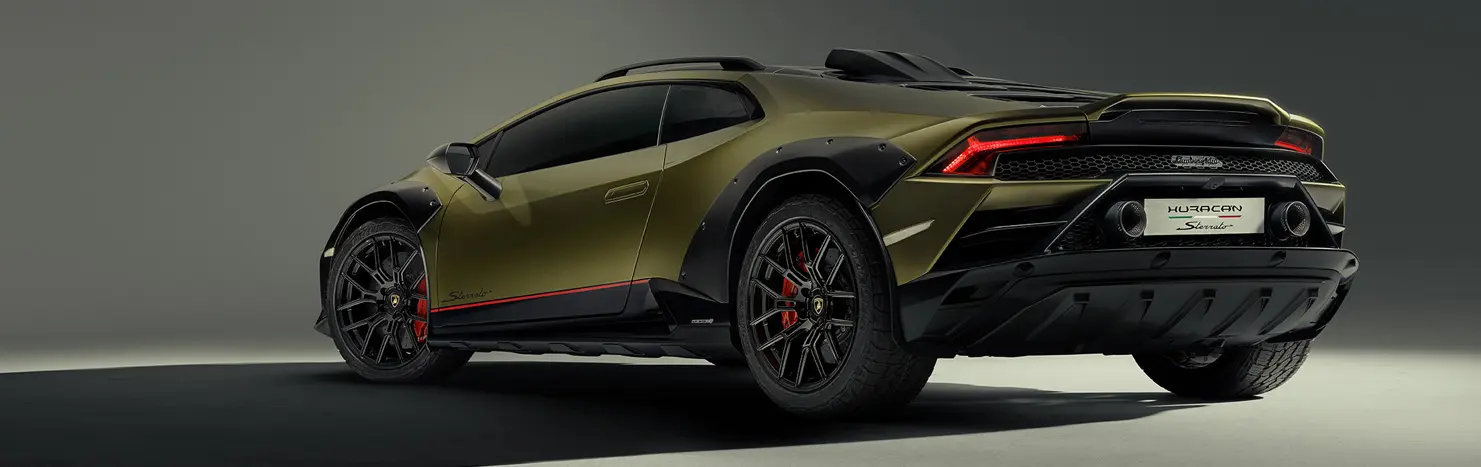 Imagen del Lamborghini Huracán Sterrato, vista angular trasera del lado del conductor.