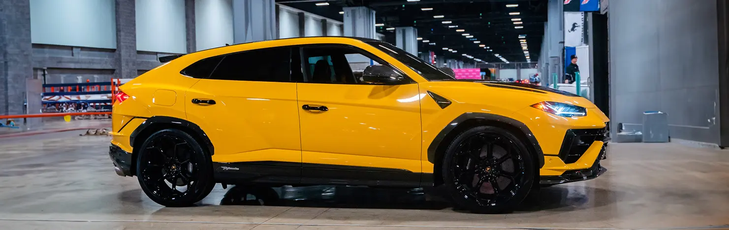 Imagen exterior del Lamborghini Urus Performante, perfil lateral del pasajero.