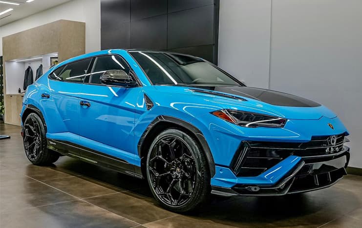 Imagen exterior del Lamborghini Urus Performante, ángulo frontal vista lateral pasajero.