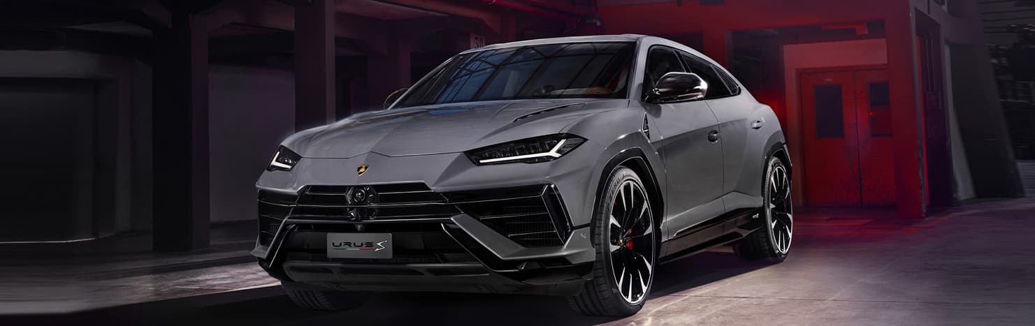 Imagen exterior del Lamborghini Urus S, vista frontal en ángulo del lado del conductor.
