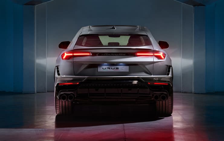 Imagen exterior del Lamborghini Urus S, vista trasera completa.