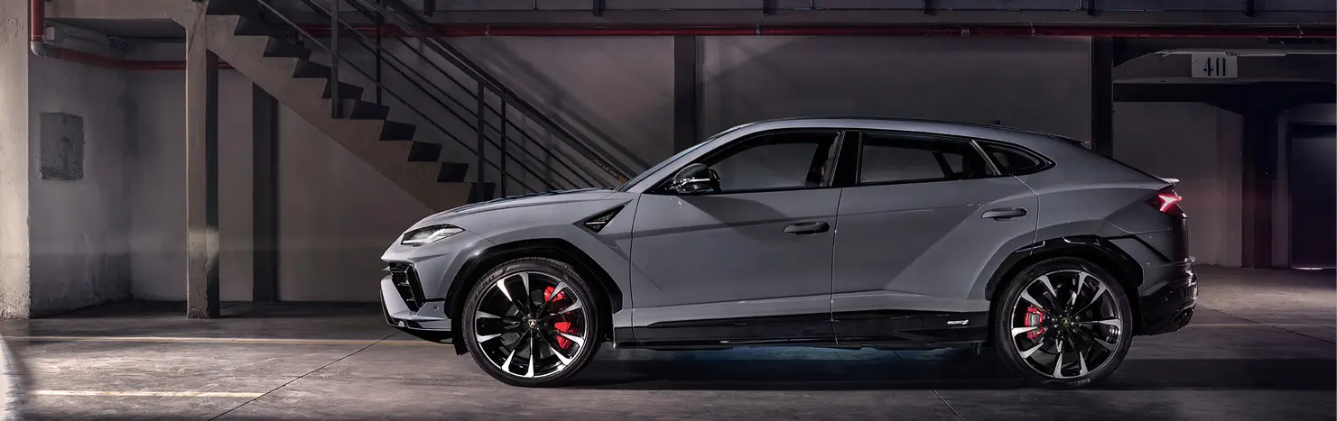 Imagen exterior del Lamborghini Urus S, perfil lateral del conductor.